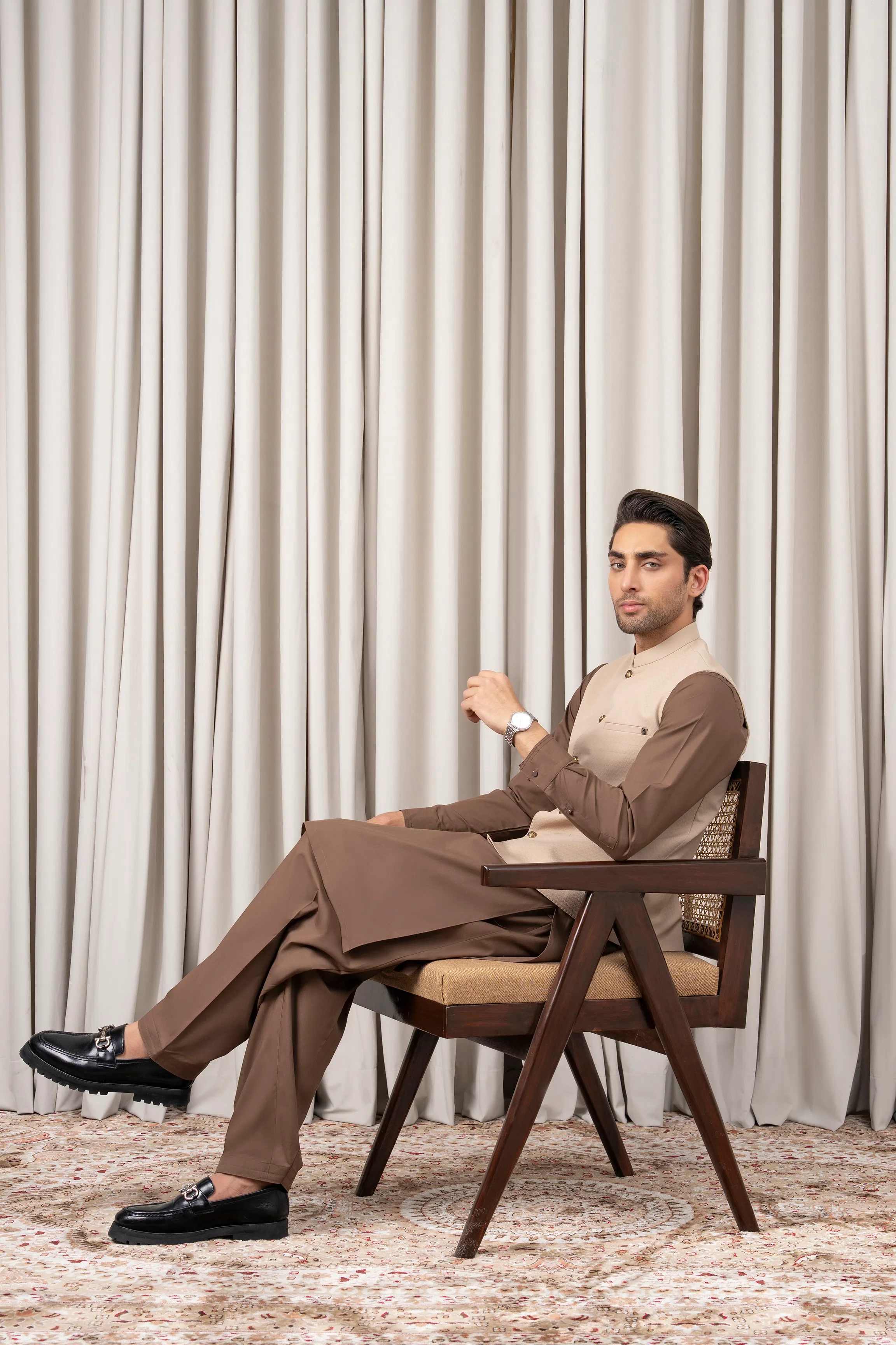 DOBBY TEXTURED WAISTCOAT | SIGNATURE COLLECTION LIGHT BEIGE - Image 4