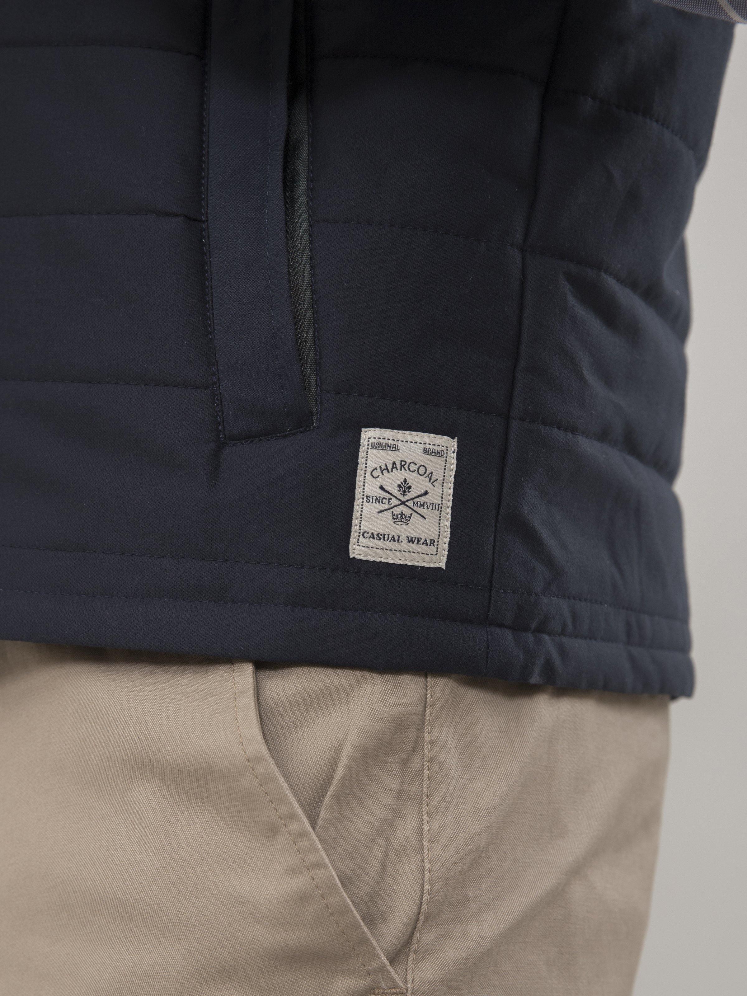 SLEEVELESS  QUILTED NAVY JACKET - Image 6