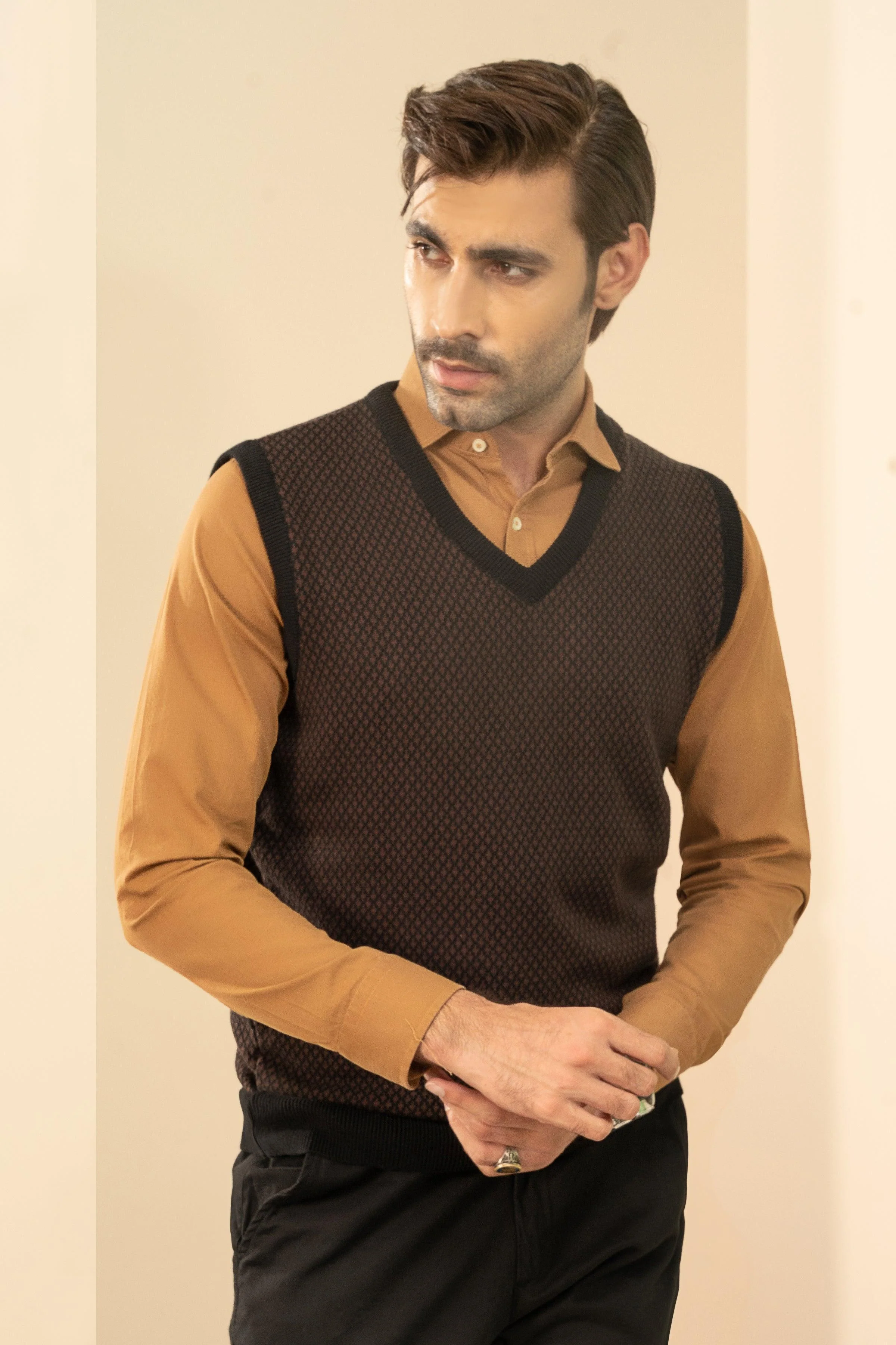 SLEEVELESS SWEATER BLACK BROWN - Image 3